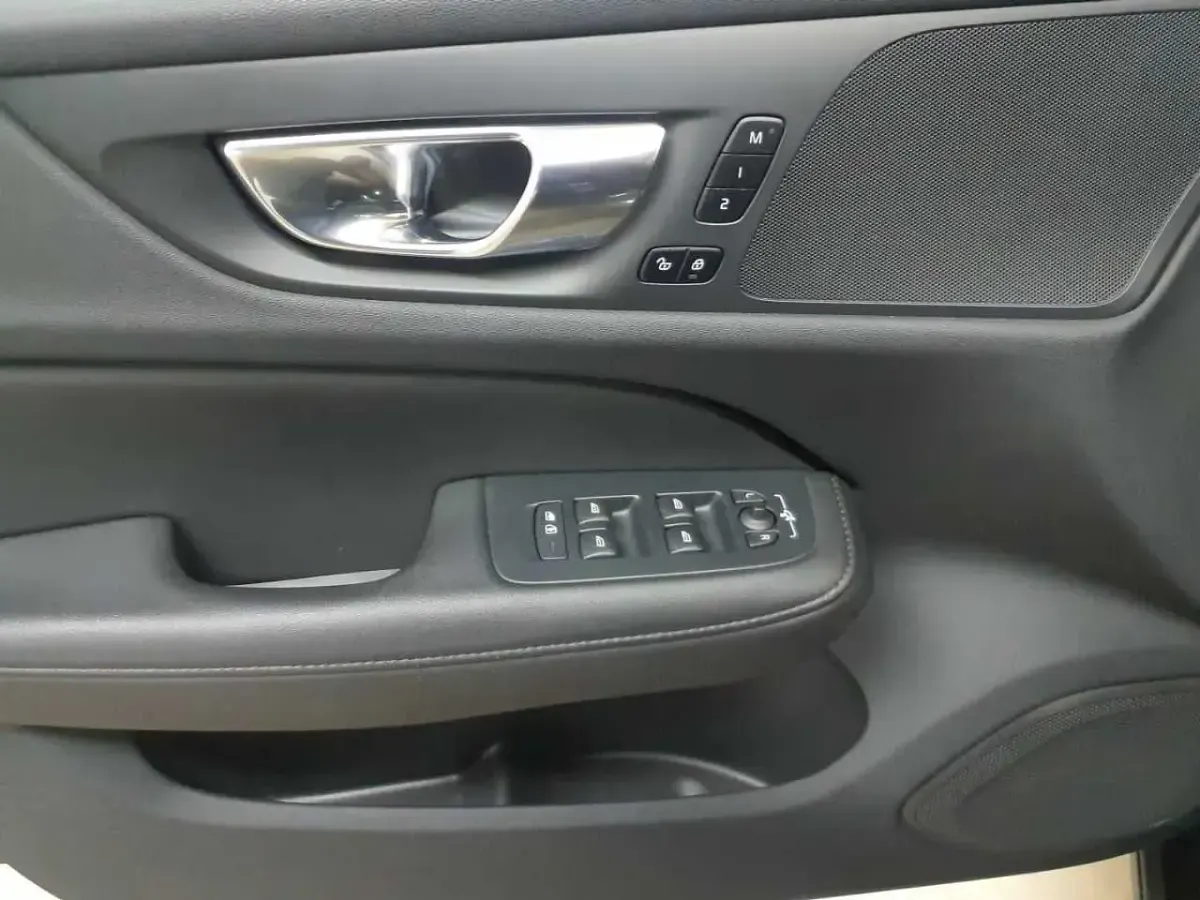 Używany Volvo V60 Plus 197 KM (144 kW) 2023 Czarny Kombi