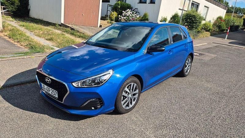 Blau Gebraucht 2020 Hyundai i30 Premium Limousine | 17.200 € (Guter Preis) - Bild 1/4