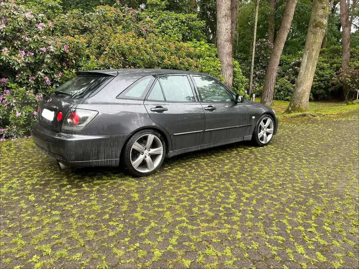 Gebraucht Lexus IS200 114 PS (83 kW) 2003 Grau Kombi