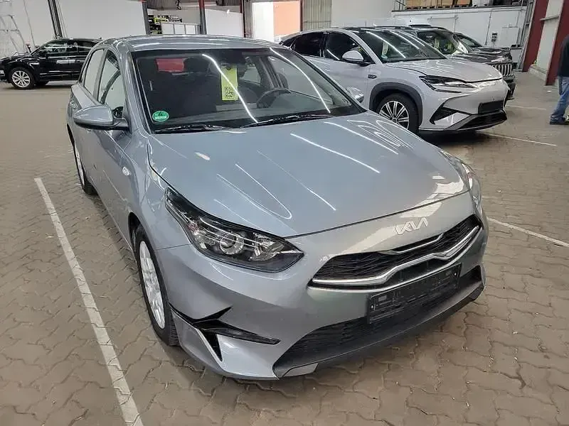 Gebraucht Kia Ceed Edition 7 101 PS (74 kW) 2024 (css) lunarsilber met. Kleinwagen