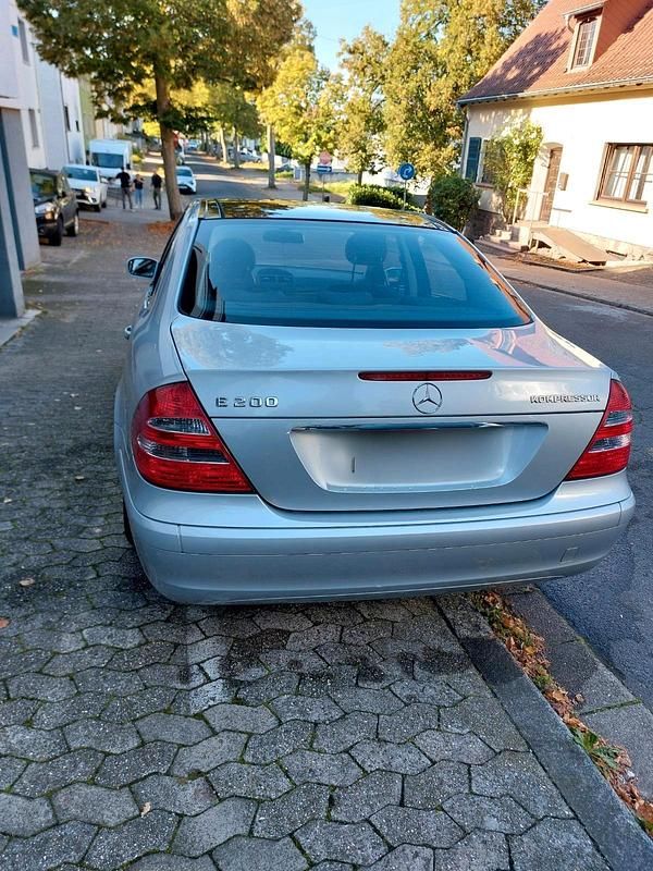 Gebraucht Mercedes E200 163 PS (119 kW) 2004 Silber Limousine