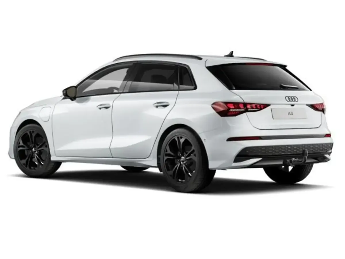 Gebraucht Audi A3 Sportback e-tron Advanced Plus 204 PS (150 kW) 2025 Gletscherweiß metallic Kleinwagen