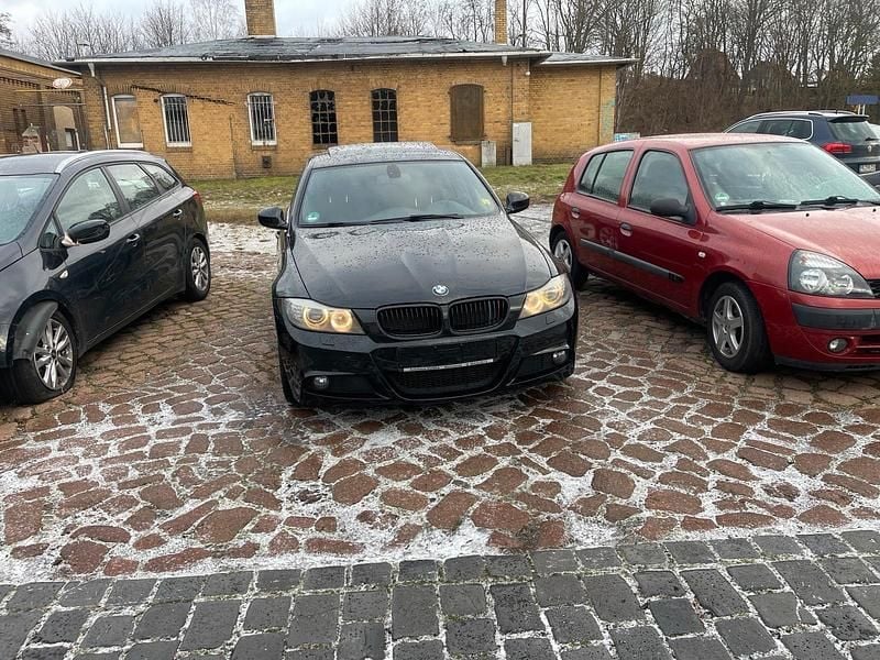 Schwarz Gebraucht 2011 BMW 330 M Sport Limousine | 7.800 € (Superpreis) - Bild 1/4