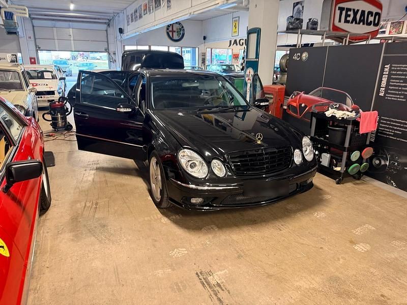 Gebraucht Mercedes E500 AMG 306 PS (225 kW) 2002 Schwarz Limousine