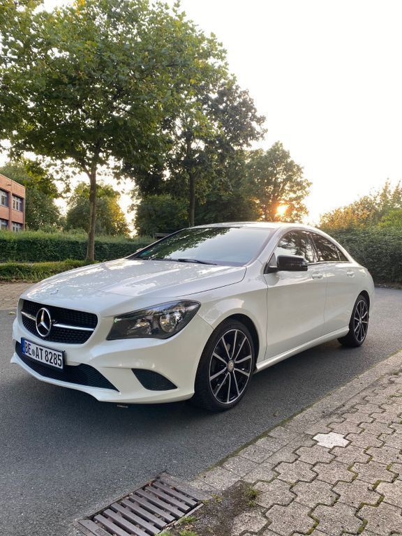 Schwarz Gebraucht 2013 Mercedes CLA180 Limousine | 12.500 € (Guter Preis) - Bild 1/4