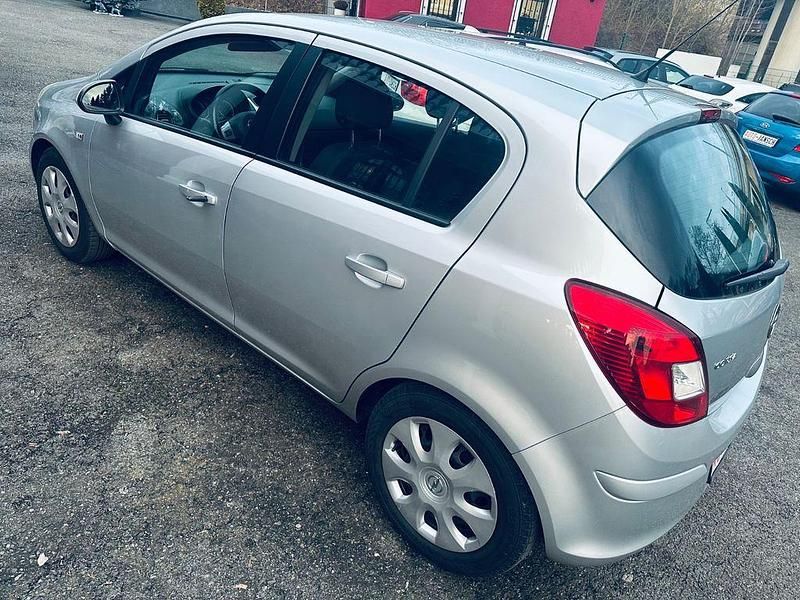 Gebraucht Opel Corsa Edition 69 PS (50 kW) 2012 Silber Limousine
