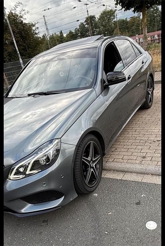 Grau Gebraucht 2017 Mercedes E250 Avantgarde Limousine | 16.400 € (Superpreis) - Bild 1/3