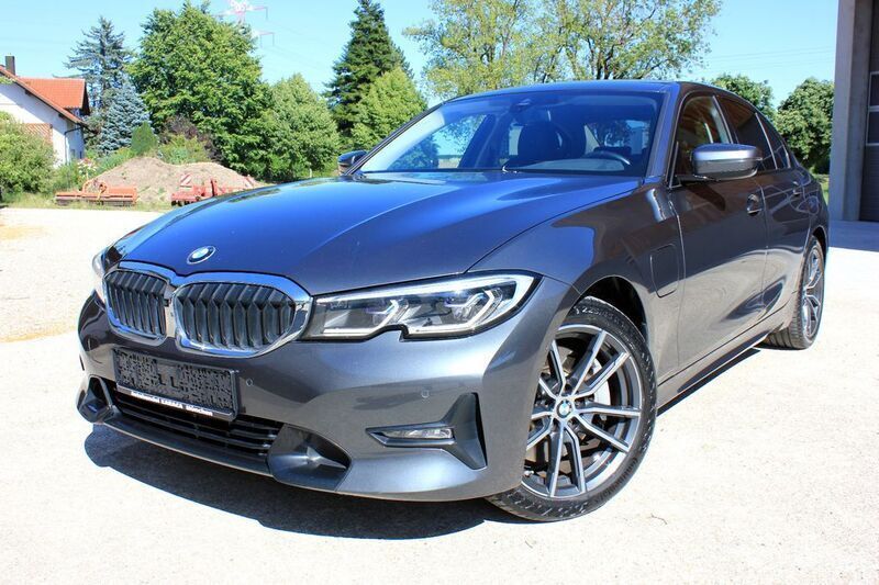 Grau Gebraucht 2020 BMW 330e Sport Line Limousine | 27.890 € (Fairer Preis) - Bild 1/4