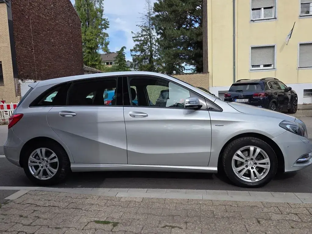 Gebraucht Mercedes B180 122 PS (89 kW) 2012 Silber Kleinwagen
