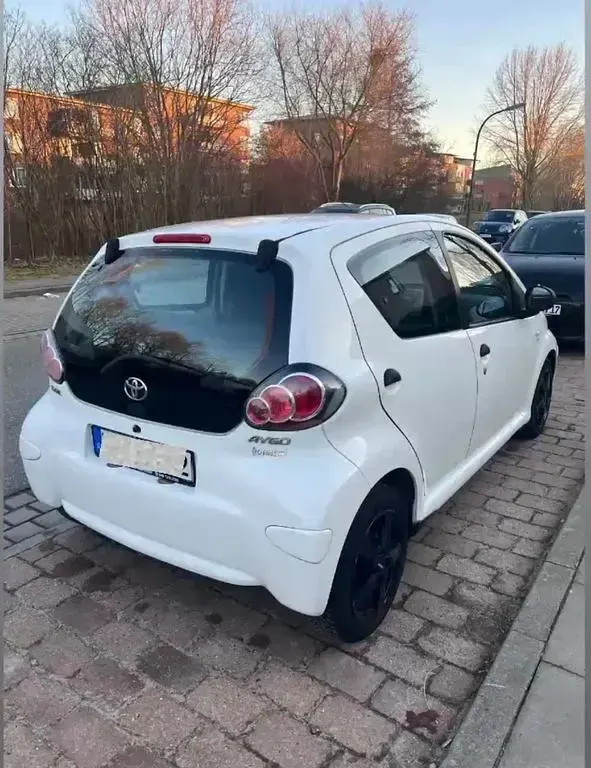 Gebraucht Toyota Aygo 69 PS (50 kW) 2010 Weiß Kleinwagen