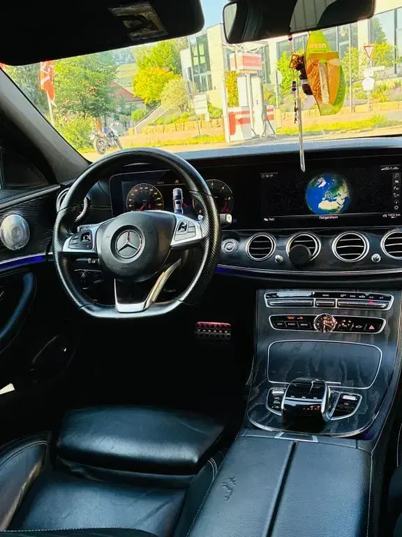 Gebraucht Mercedes E220 AMG line 194 PS (142 kW) 2017 Schwarz Limousine