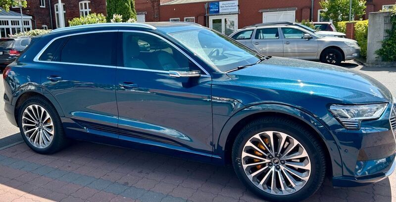 Blau Gebraucht 2020 Audi e-tron Advanced SUV | 32.480 € (Guter Preis) - Bild 1/4