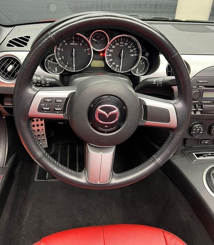 Second-hand Mazda MX5 160 CP (117 kW) 2005 Roșu Cabrio