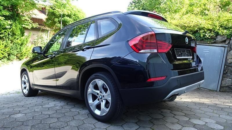 Schwarz Gebraucht 2013 BMW X1 SUV | 7.490 € - Bild 1/4