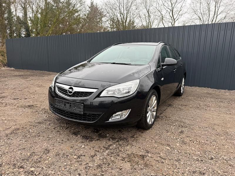 Gebraucht Opel Astra Edition 101 PS (74 kW) 2011 Schwarz Kombi