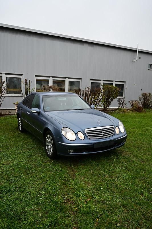 Blau Gebraucht 2003 Mercedes E220 Elegance Limousine | 3.999 € (Fairer Preis) - Bild 1/4