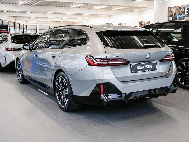 Neu BMW 530e M Sport 190 PS (139 kW) 2025 Grau Kombi