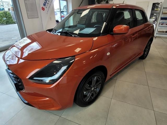 Flame orange pearl metallic Neu 2025 Suzuki Swift Club Kleinwagen | 19.900 € - Bild 1/4