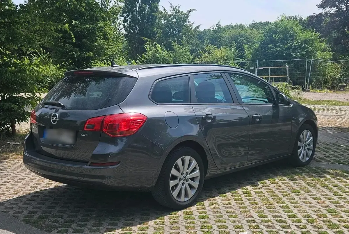 Gebraucht Opel Astra 125 PS (91 kW) 2012 Grau Kombi