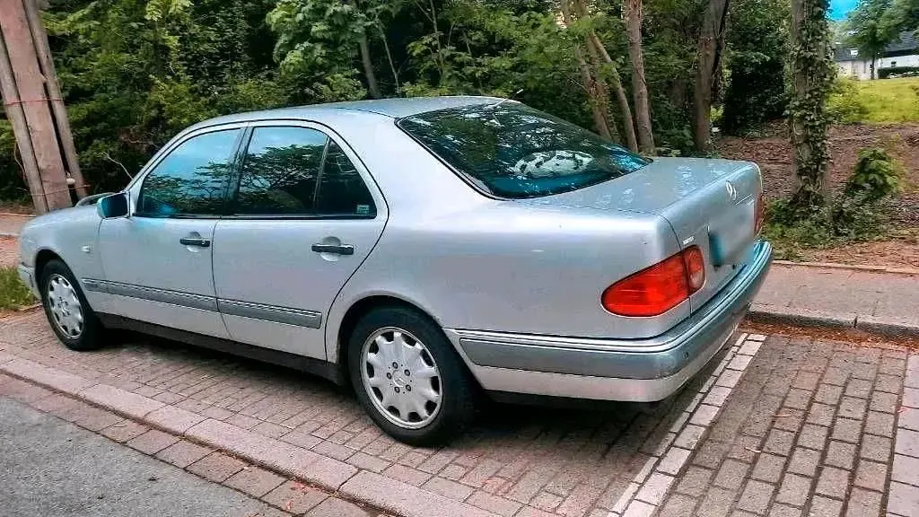 Gebraucht Mercedes E320 224 PS (164 kW) 1998 Silber Limousine