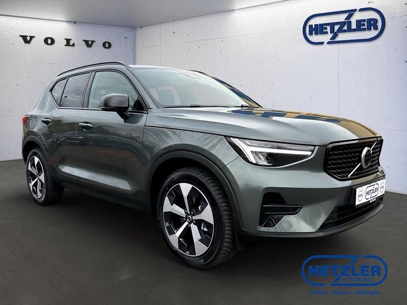 Neu Volvo XC40 Plus 197 PS (144 kW) 2025 Forest lake / metallic SUV