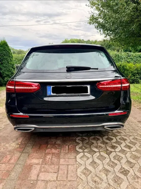 Gebraucht Mercedes E200 163 PS (119 kW) 2021 Schwarz Limousine