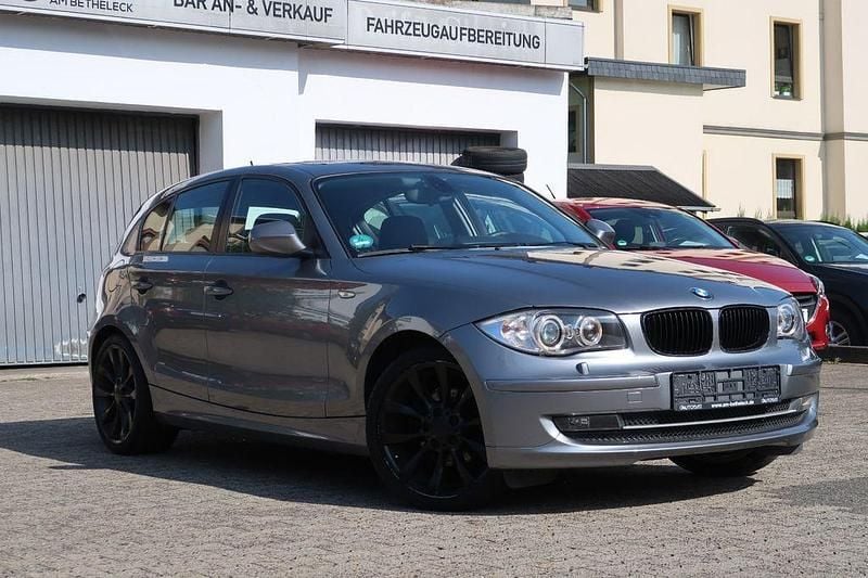 Grau Gebraucht 2010 BMW 118 Kleinwagen | 6.750 € (Fairer Preis) - Bild 1/4