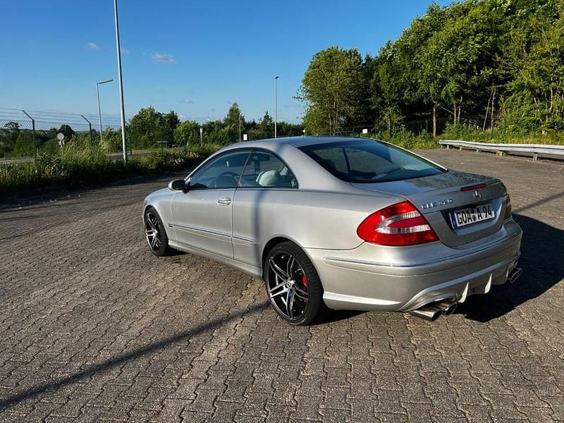 Silber Gebraucht 2004 Mercedes CLK320 Elegance Coupé | 8.450 € (Fairer Preis) - Bild 1/4