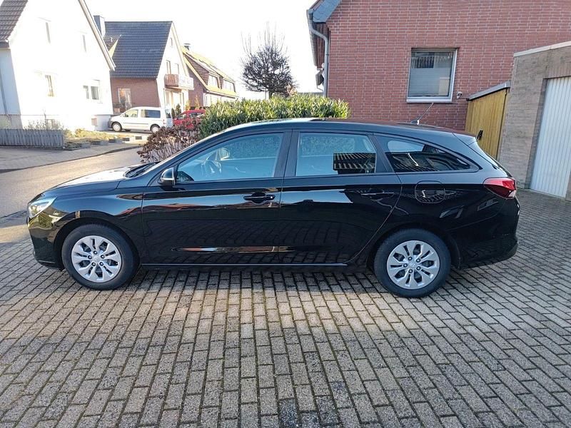 Gebraucht Hyundai i30 101 PS (74 kW) 2018 Schwarz Kombi