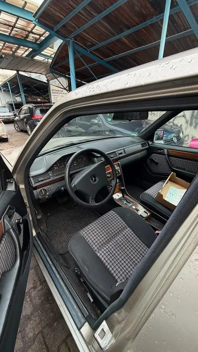 Gebraucht Mercedes E230 136 PS (100 kW) 1992 Beige Limousine