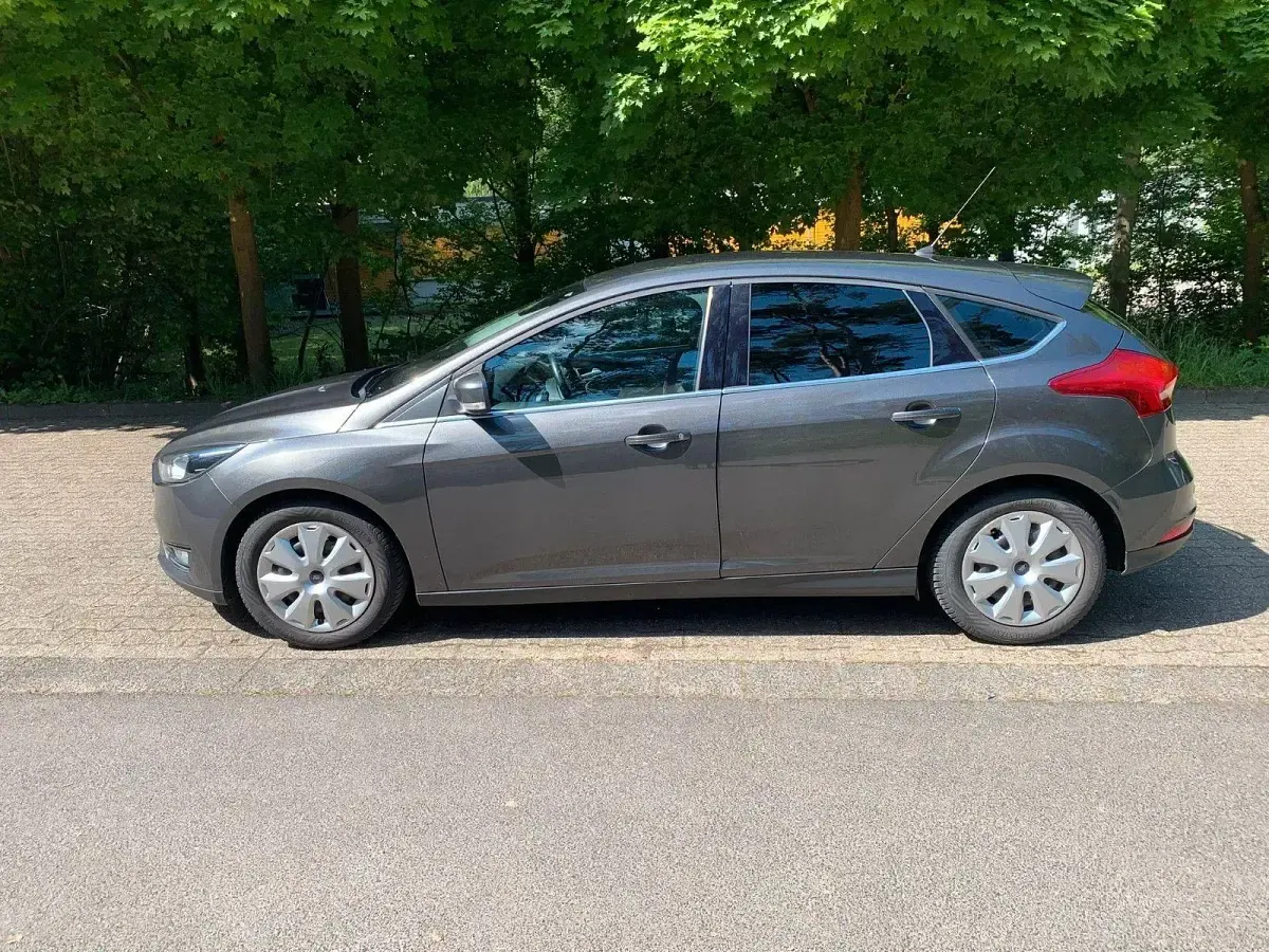 Gebraucht Ford Focus Titanium 125 PS (91 kW) 2016 Grau Limousine