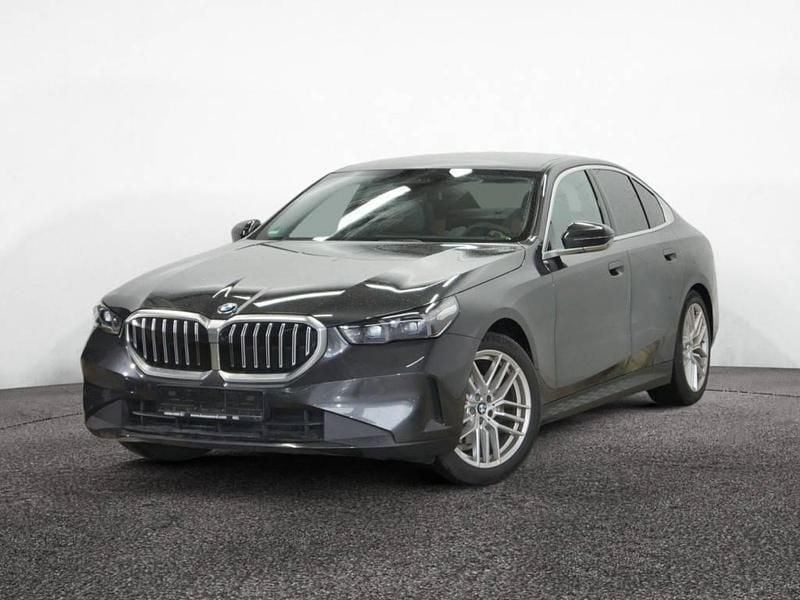 Sophistograu Gebraucht 2024 BMW 520 Comfort Edition Limousine | 54.950 € (Fairer Preis) - Bild 1/4