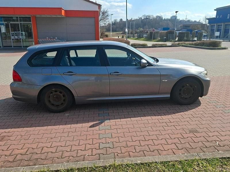Gebraucht BMW 320 184 PS (135 kW) 2010 Grau Kombi