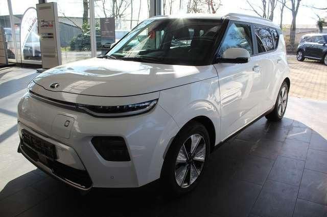 Weiß metallic Gebraucht 2021 Kia Soul EV Spirit SUV | 22.610 € (Etwas zu teuer) - Bild 1/4