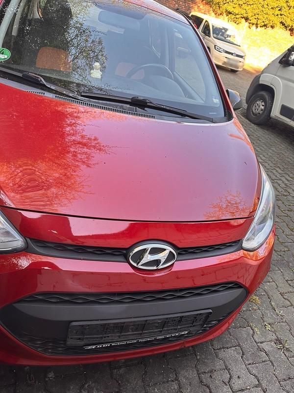 Gebraucht Hyundai i10 87 PS (63 kW) 2015 Rot Kleinwagen