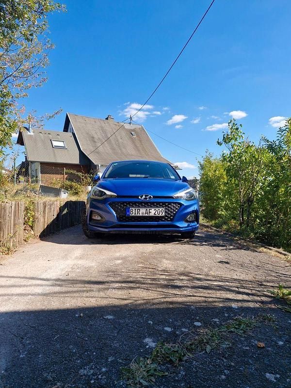 Blau Gebraucht 2018 Hyundai i20 Style Kleinwagen | 12.800 € (Fairer Preis) - Bild 1/4