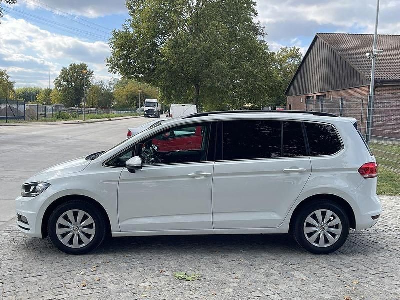 Weiß Gebraucht 2019 VW Touran Van / Kleinbus | 15.351 € (Fairer Preis) - Bild 1/4