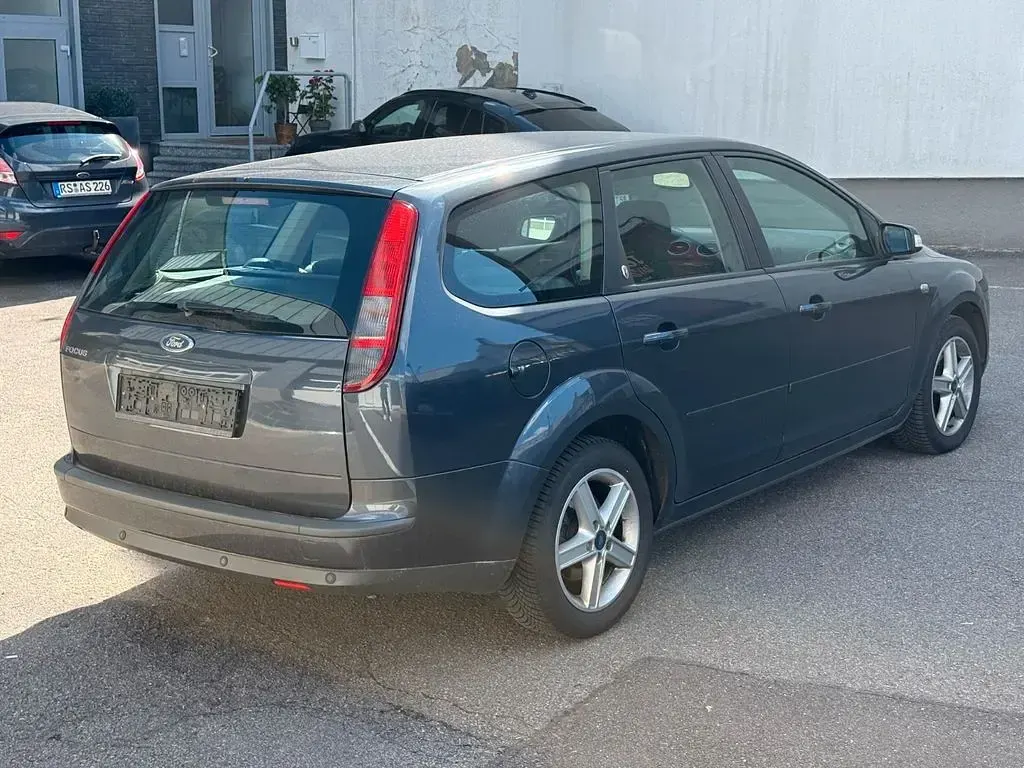 Używany Ford Focus Ghia 145 KM (106 kW) 2006 Sedan/Limuzyna