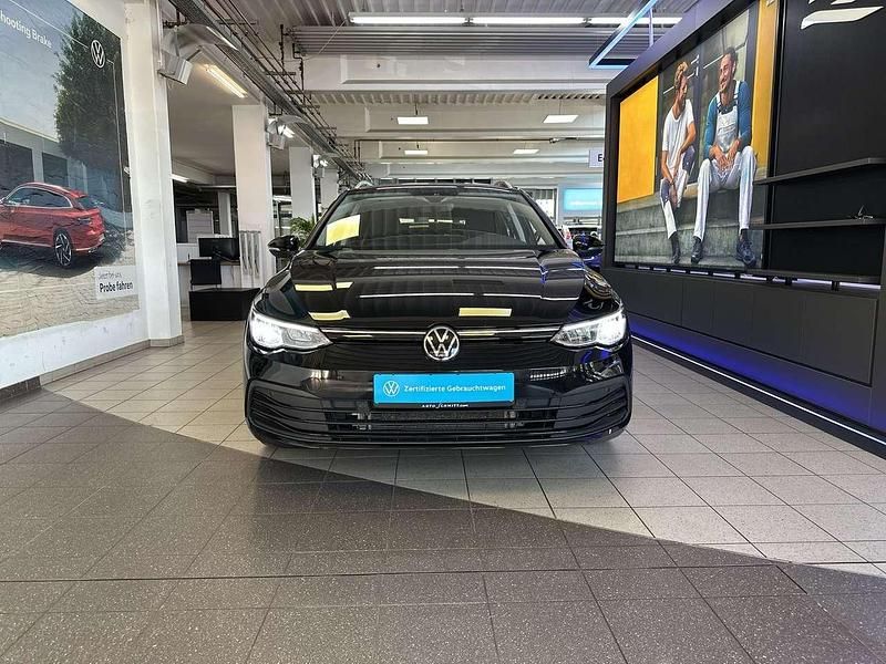 Gebraucht VW Golf VIII Life 150 PS (110 kW) 2023 Deep black perleffekt Kombi