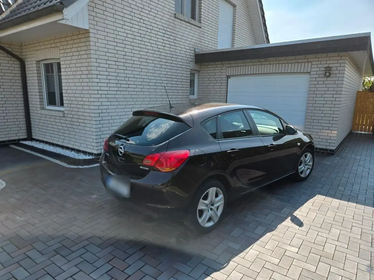 Gebraucht Opel Astra 101 PS (74 kW) 2011 Violet Kombi