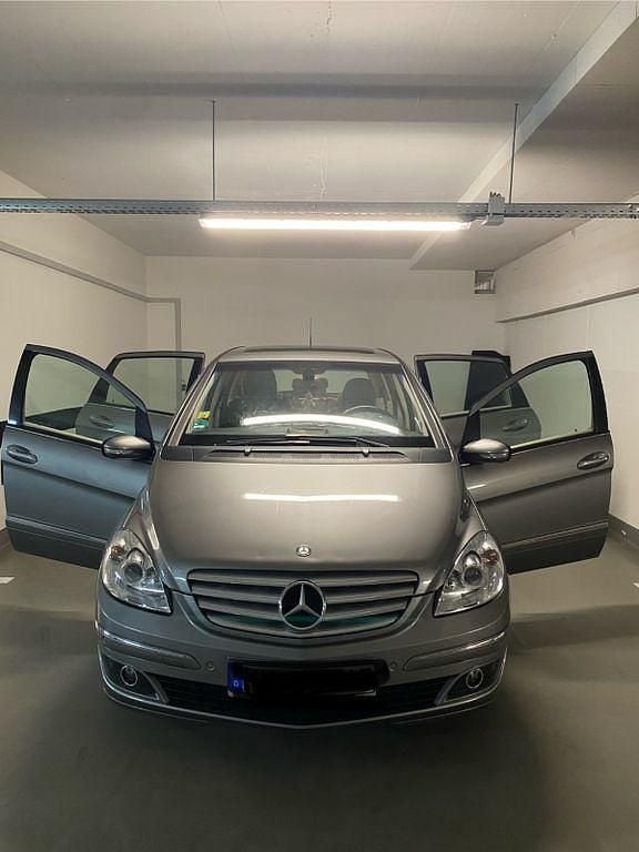 Grau Gebraucht 2006 Mercedes B200 Van / Kleinbus | 5.500 € (Fairer Preis) - Bild 1/4