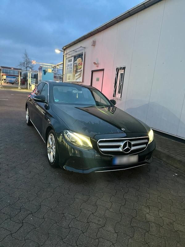 Gebraucht Mercedes E220 194 PS (142 kW) 2018 Schwarz Limousine