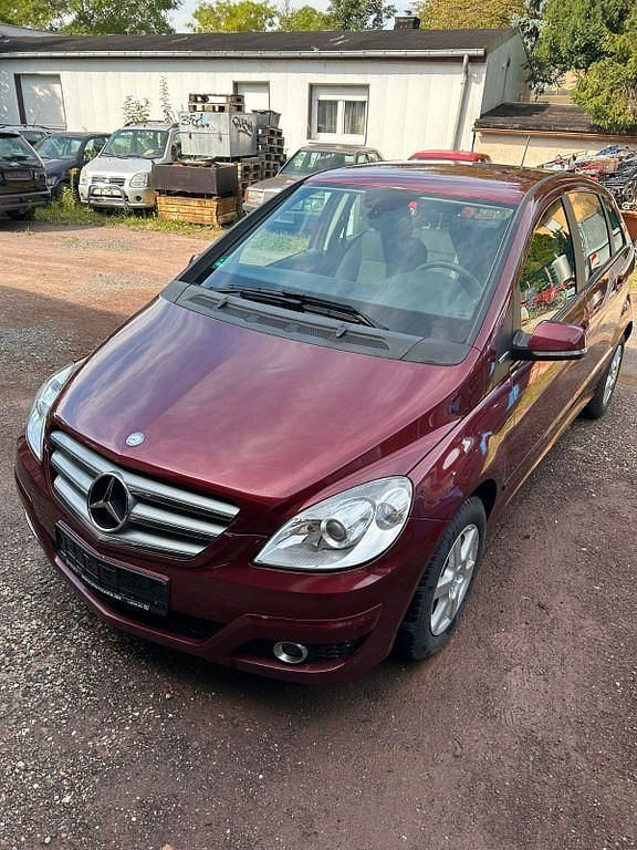 Rot Gebraucht 2011 Mercedes B160 Van / Kleinbus | 5.600 € (Guter Preis) - Bild 1/4