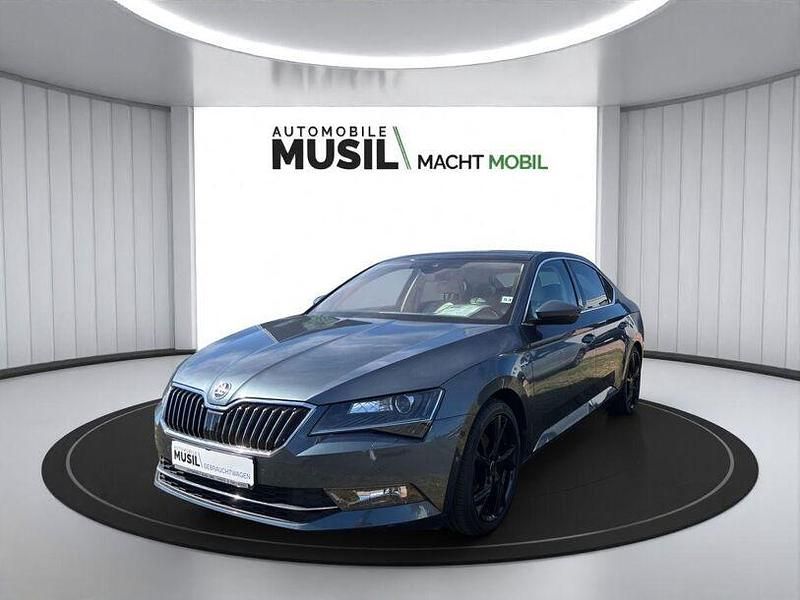 Quarzgrau metallic Gebraucht 2018 Skoda Superb LAURIN & KLEMENT Limousine | 20.870 € (Fairer Preis) - Bild 1/4
