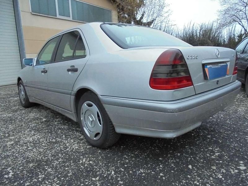 Gebraucht Mercedes C220 Classic 125 PS (91 kW) 1998 Silber Limousine