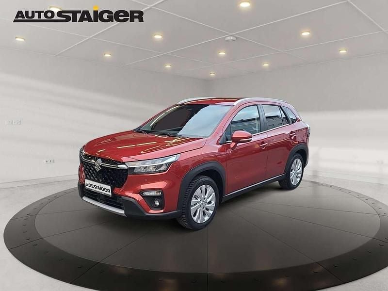 Energetic red pearl metallic Gebraucht 2024 Suzuki SX4 S-Cross Comfort+ SUV | 26.090 € (Fairer Preis) - Bild 1/4