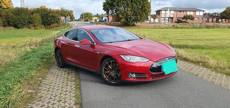 Second-hand Tesla Model S 309 kW (421 CP) 2015 Roșu Hatchback
