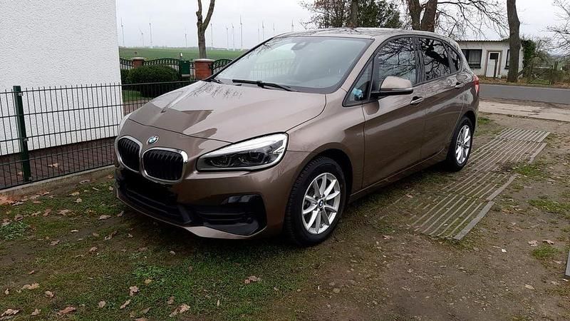 Braun Gebraucht 2018 BMW 220 Active Tourer Van / Kleinbus | 14.990 € (Guter Preis) - Bild 1/4