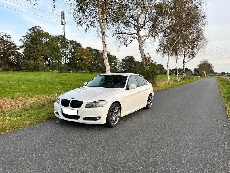 Weiß Gebraucht 2010 BMW 320 Limousine | 8.600 € (Teuer) - Bild 1/4