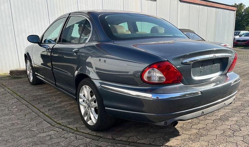 Grau Gebraucht 2002 Jaguar X-type Classic Limousine | 4.900 € (Fairer Preis) - Bild 1/4